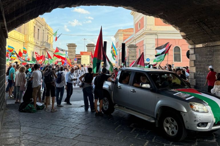 مسيرة تضامنية مع أسطول صمود قريبا من ميناء كاطانيا