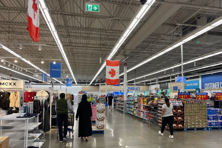 مواطنون داخل أحد مراكز التسوق في مدينة كالغاري/ ألبرتا (خاص الجزيرة)
