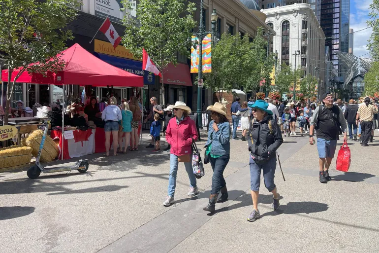 مواطنون يتجولون في شارع ستيفن أفينيو، أحد أبرز شوارع التسوق المخصصة للمشاة في وسط مدينة كالغاري (خاص الجزيرة).