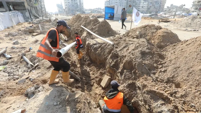 أعمال صيانة طارئة لخطوط المياه داخل مدينة غزة