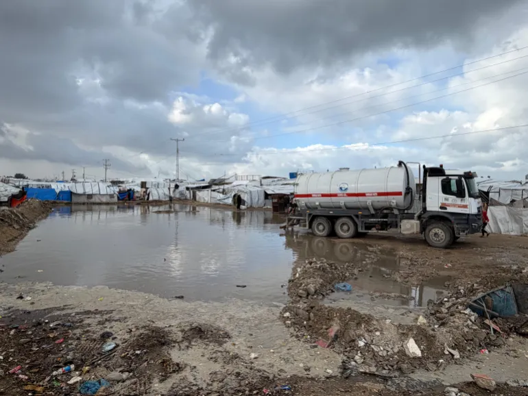 سيارات الطوارئ ببلدية خانيونس تعمل بين مخيمات النازحين غرب المدينة