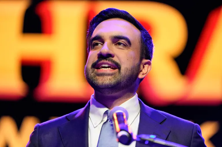 زهران ممداني متحدثًا بعد فوزه بعمودية مدينة نيويورك في 4 نوفمبر/تشرين الثاني 2025