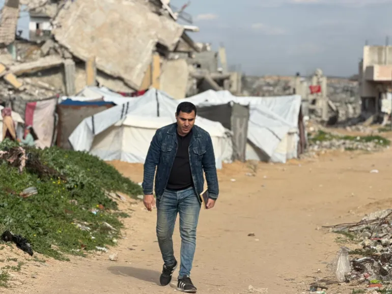 ‎⁨القطراوي_ الكتابة أداة لفهم ما تبقّى من الحياة وسط الدمار حين تختلط خطوات الإنسان بثقل الفقد (الجزيرة)⁩.jpg