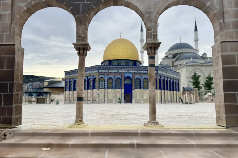 تستعد مدينة طرابزون الواقعة شمالي تركيا لإسدال الستار عن مجسّم مصغّر للمسجد الأقصى، في خطوة تهدف إلى إبقاء البعد الروحي والرمزي للقدس حاضراً في الوعي العام التركي، وإيصال رسالة تضامنية واضحة مع القضية الفلسطينية. وقد أقامت بلدية طرابزون مجسّم المسجد الأقصى في محيط مسجد ومجمع "حنيفة خاتون" التابع لقضاء "أورتاحصار"، ومن المقرر أن يُفتتح رسمياً ويُعرض للجمهور خلال نحو شهرين. ( Enes Sansar - وكالة الأناضول )