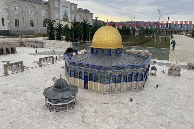 تستعد مدينة طرابزون الواقعة شمالي تركيا لإسدال الستار عن مجسّم مصغّر للمسجد الأقصى، في خطوة تهدف إلى إبقاء البعد الروحي والرمزي للقدس حاضراً في الوعي العام التركي، وإيصال رسالة تضامنية واضحة مع القضية الفلسطينية. وقد أقامت بلدية طرابزون مجسّم المسجد الأقصى في محيط مسجد ومجمع "حنيفة خاتون" التابع لقضاء "أورتاحصار"، ومن المقرر أن يُفتتح رسمياً ويُعرض للجمهور خلال نحو شهرين. ( Enes Sansar - وكالة الأناضول )