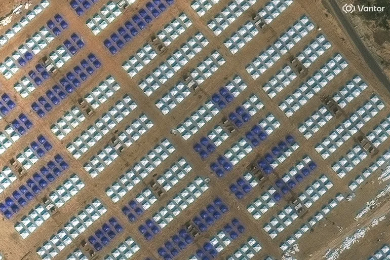 تنتشر خيام النازحين في المخيمات وسط محاولات لتحسين ظروفهم المعيشية (المصدر: فانتور)