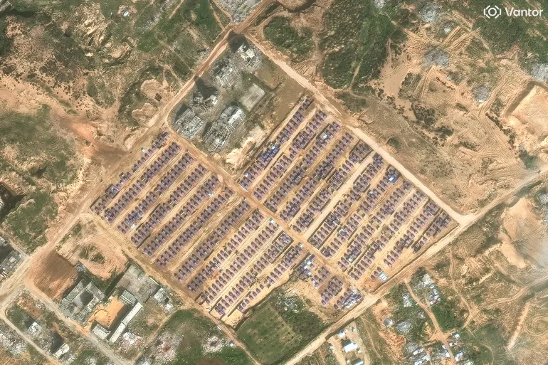 صورة لمخيم آخر يضم عائلات نازحة قرب أبراج مدينة الزهراء المدمرة (المصدر: فانتور)