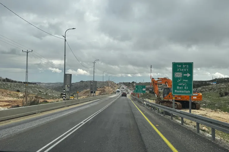 فلسطين-رام الله- أعمال توسعة شرق مدينة رام الله لمقطع من شارع رقم 60 الاستيطاني - الجزيرة نت