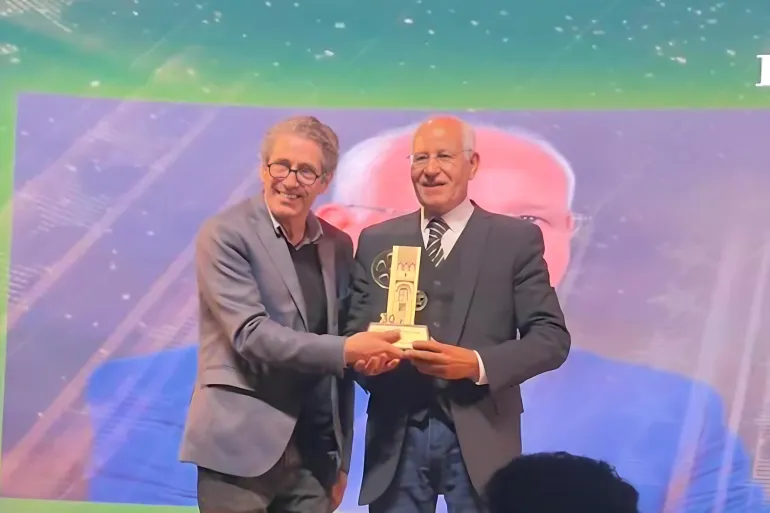 لحظة تكريمه في مهرجان الرباط الدولي لسينما المؤلف