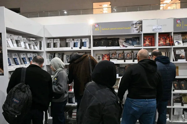 زحام على الأجنحة الحكومية، وشراء محدود… الإقبال لا يعكس بالضرورة قدرة حقيقية على اقتناء الكتاب. (الصورة من صفحة هيئة قصور الثقافة على الفيسبوك ـ مصر ـ القاهرة ـ يناير 2026)