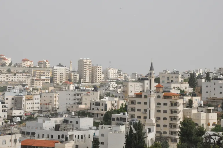 منظر عام لمدينة الخليل .. الفلسطينيون يفقدون النفوذ المدني والتخطيطي وتحويل الأراضي لأدوات للمشروع الاستيطاني.