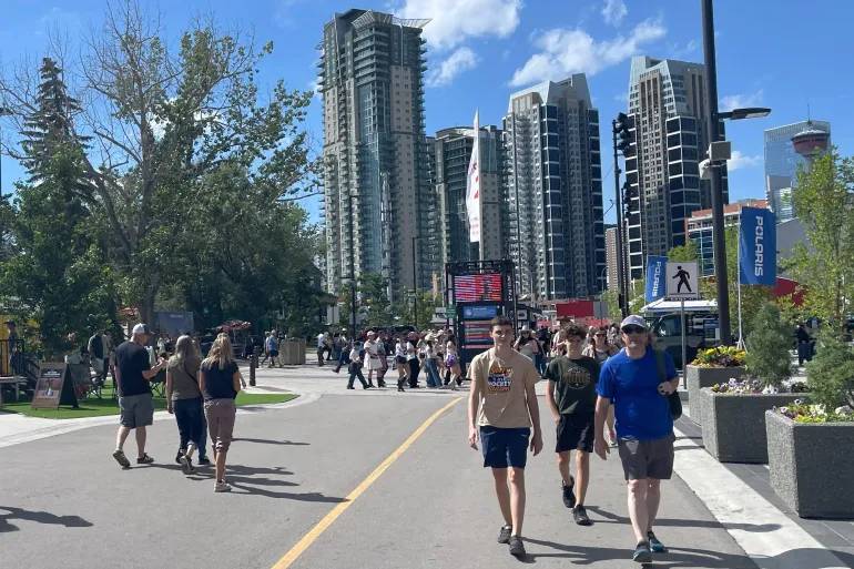 رقم4: مواطنون يتجولون في وسط مدينة كالغاري/ مقاطعة ألبرتا الكندية/الجزيرة