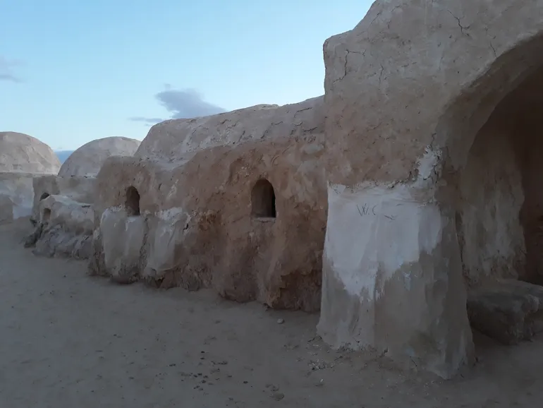 جانب من ديكور فيلم حرب النجوم المتواجد في منطقة عنق الجمل من الصحراء التونسية -