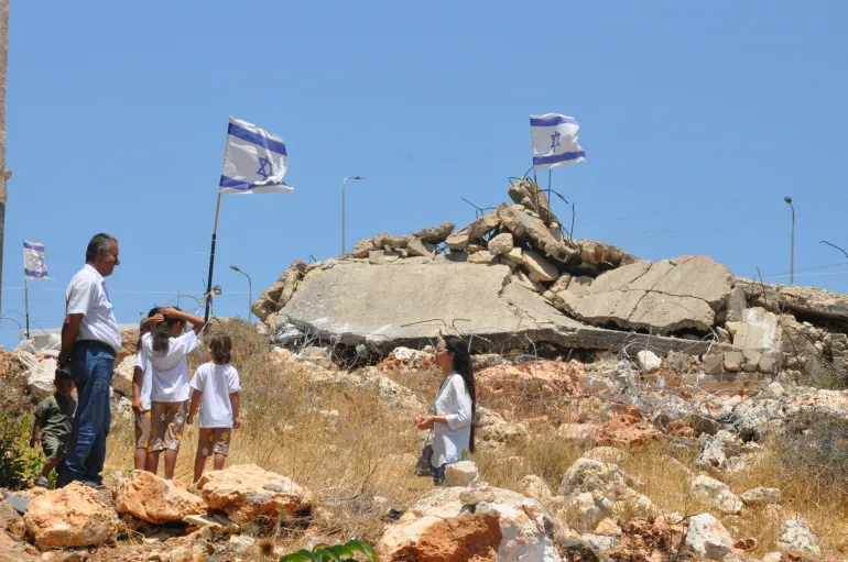 الاحتلال يجيز هدم مبان فلسطينية ويفرض رقابة على المناطق A وB