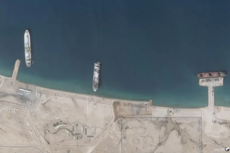 صورة السفينة "جلاكسي ليدر" في ميناء الحديدة اليمني