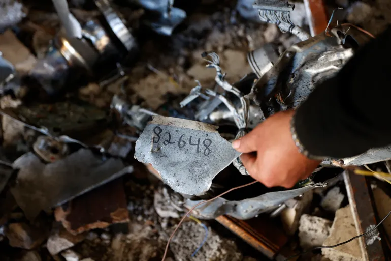 بقايا شظايا طائرة مسيرة "انتحارية" استهدفت منزلا في مدينة غزة