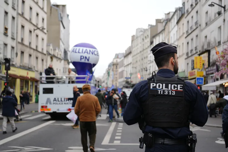 مسيرة أمس في باريس لدعم الشرطة الفرنسية
