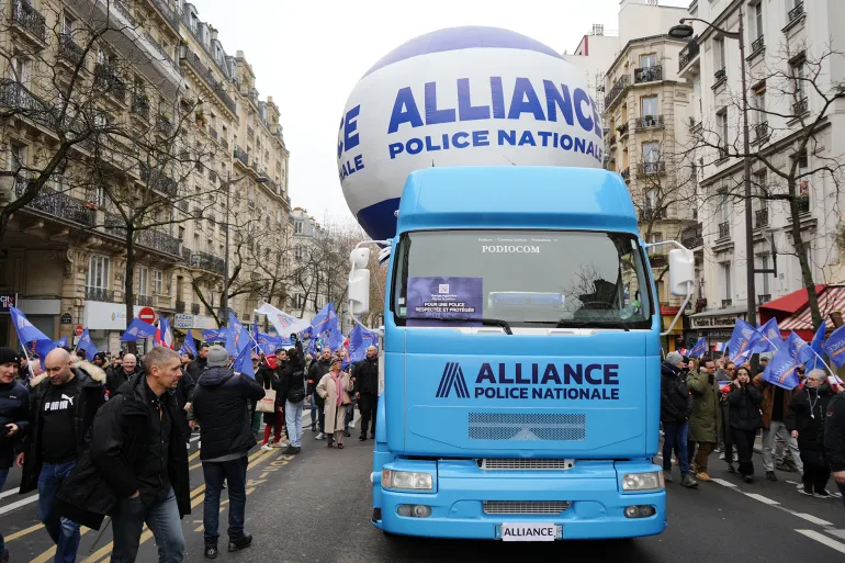 مسيرة أمس في باريس لدعم الشرطة الفرنسية