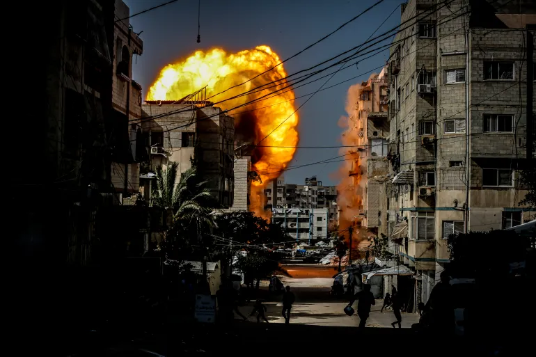 لحظة استهداف الجيش الإسرائيلي مبنى في حي النصر بمدينة غزة، في 31 يناير / كانون الثاني 2026