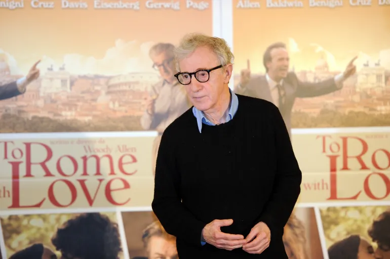 وودي آلن ROME, ITALY - APRIL 13: Film director Woody Allen pose during the photocall of the last Woody Allen's movie 'To Rome With Love' on April 13, 2012 in Rome, Italy. (Photo by MAURIX/Gamma-Rapho via Getty Images)