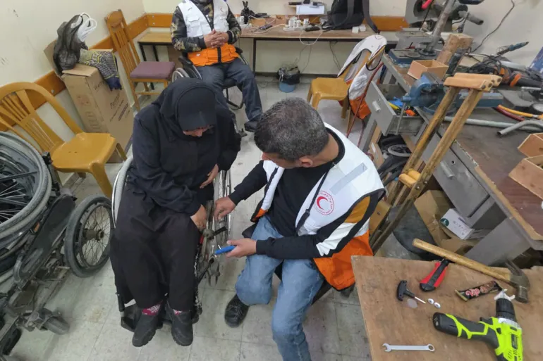 ارتفعت أعداد ذوي الإعاقة في قطاع غزة نتيجة الحرب وتزداد معاناتهم نتيحة القيود الإسرائيلية على إدخال الكراسي المتحركة وأدوات المساعدة-رائد موسى-خان يونس-الجزيرة نت