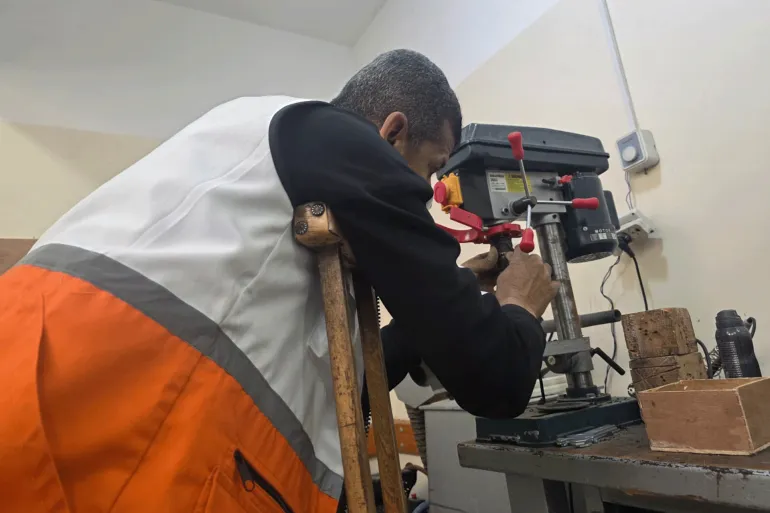 يتحدى رمزي الفجم إعاقته وقيود الاحتلال ويعمل ساعات طويلة يوميا في تصليح الكراسي المتحركة والأدوات المساعدة لذوي الإعاقة-رائد موسى-خان يونس-الجزيرة نت