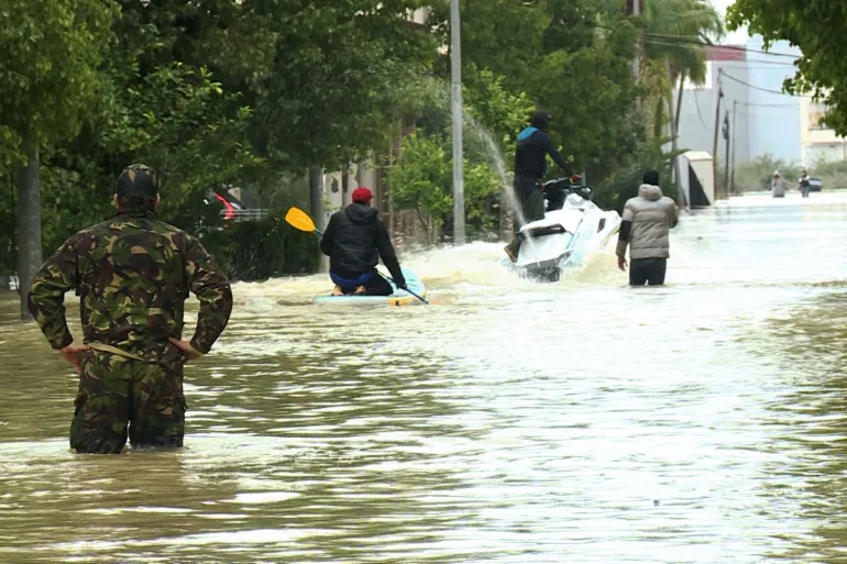 عبد الغني بلوط_ القضر الكبير_ تقديم المساعدة عبر نقل في القوارب_ مصدر الصور مراسل الجزيرة