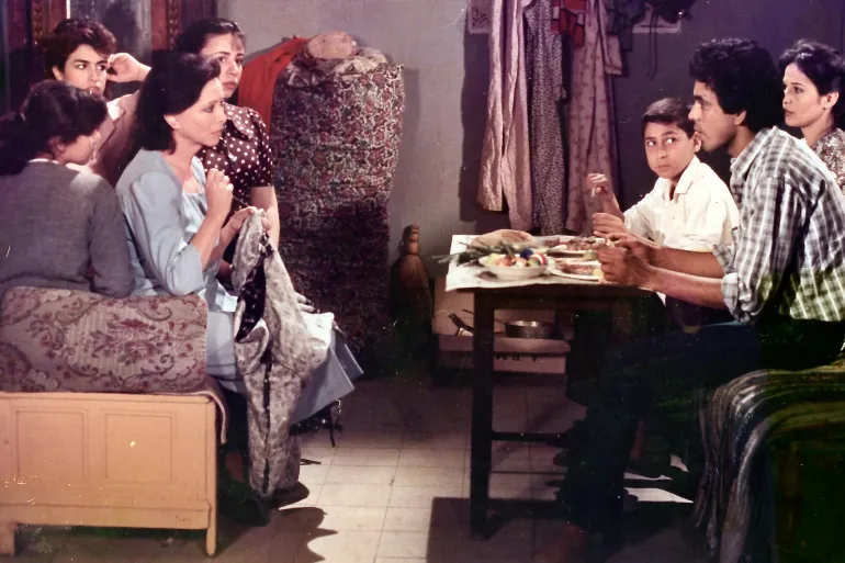 فاتن حمامه و محمد منير و عبلة كاملو سيمون و حنانيوسف في مشهد من فيلم يوم حلو و يوم مر