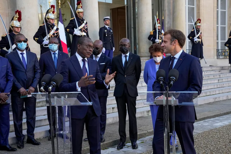 الرئيس البنيني باتريس تالون (يسار) والرئيس الفرنسي إيمانويل ماكرون يدليان بتصريحات عقب مراسم توقيع في قصر الإليزيه بباريس، 9 نوفمبر/تشرين الثاني 2021، بمناسبة تسليم فرنسا 26 قطعة أثرية منهوبة من الحقبة الاستعمارية إلى حكومة بنين