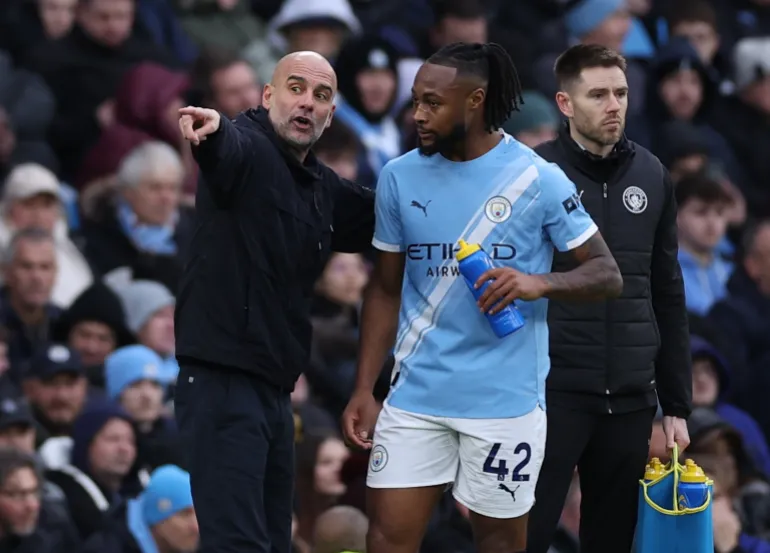 epa12677718 Manchester City manager Pep Guardiola (L) speaks to Antoine Semenyo of Manchester City (R) during the English Premier League match between Manchester City and Wolverhampton Wanderers, in Manchester, Britain, 24 January 2026. EPA/ADAM VAUGHAN EDITORIAL USE ONLY. No use with unauthorized audio, video, data, fixture lists, club/league logos, 'live' services or NFTs. Online in-match use limited to 120 images, no video emulation. No use in betting, games or single club/league/player publications.