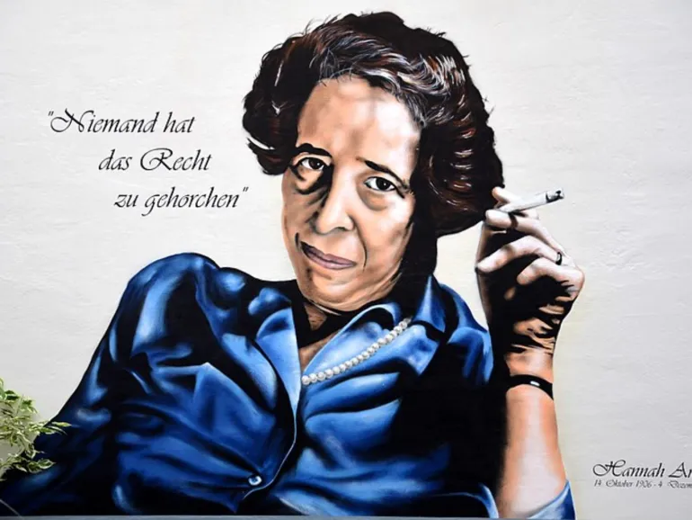 Omran Abdullah - رسم جرافيتي للفيلسوفة من أصل ألماني حنا أرندت على جدار في مسقط رأسها بألمانيا، ويكي كومون - حق "التمتع بحقوق" عند حنة آرندت.. اختبار وتناقض حقوق "الإنسان" الحديث