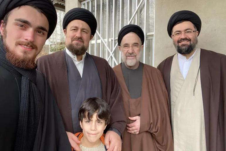 عائلة الخميني مع خاتمي المصدر: حساب أحمد الخميني على إنستغرام