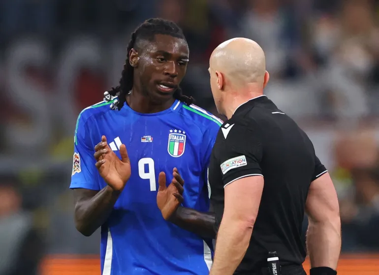 Soccer Football - Nations League - Quarter Final - Second Leg - Germany v Italy - Signal Iduna Park, Dortmund, Germany - March 23, 2025 Italy's Moise Kean speaks to referee Szymon Marciniak after Germany's Joshua Kimmich scored their first goal REUTERS/Thilo Schmuelgen