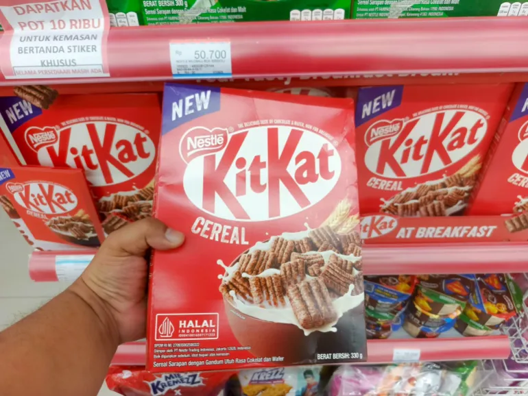 Tangerang, Indonesia -August 20, 2025: A new Kit Kat Cereal box held by a hand, displayed on a supermarket shelf. Features the popular chocolate bar flavor in breakfast cereal form.