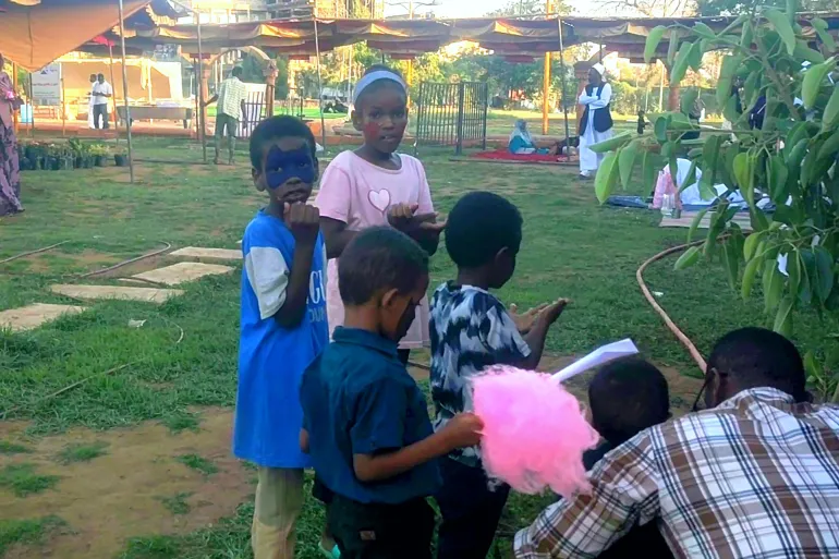 جانب من حضور الأسر مع أطفالهم الجزيرة نت