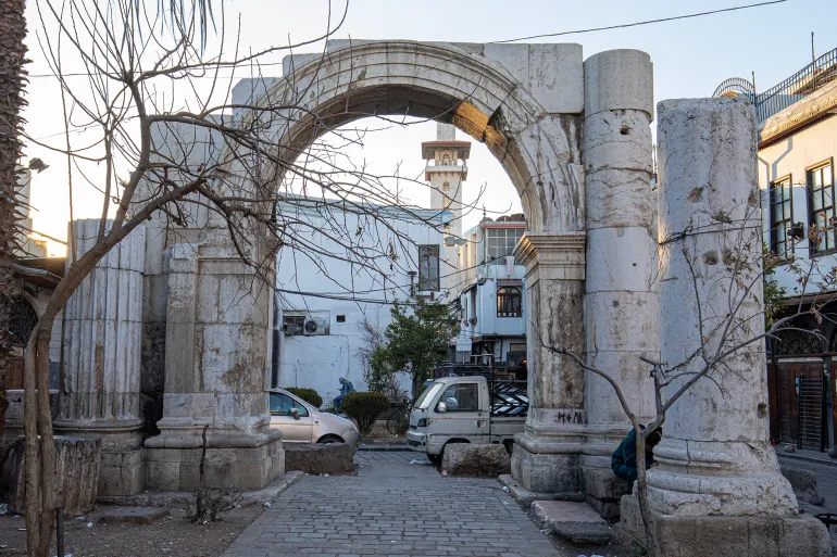 أعمدة رومانية في باب شرقي_ أرشيف المراسل