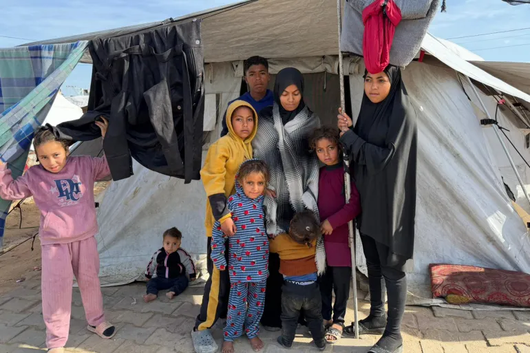 أم اسماعيل أرملة تعيل أبناءها الثمانية وسط ظروف معيشية صعبة داخل مخيم النزوح