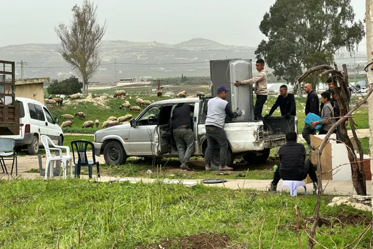 عائلات فلسطينية تخلي مكان سكنها في معسكر عرابة بعد تهديد الاحتلال لهم بالاعتقال اذا لم يتم الاخلاء