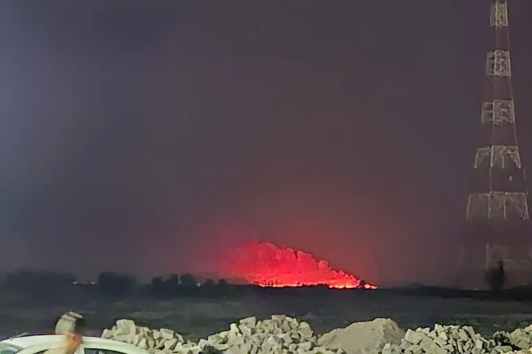 حريق ناجم عن غارة على منشآت خارج مدينة طهران (الجزيرة)