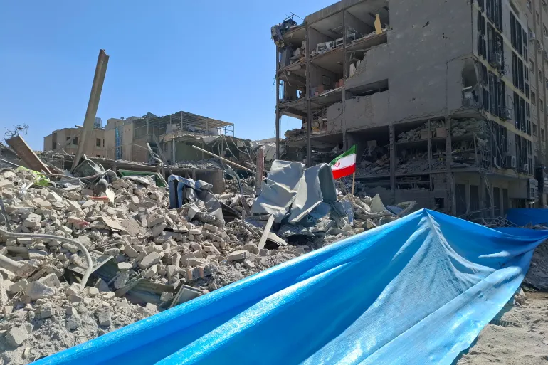 حول القصف الأمريكي الإسرائيلي أحد أبرز مقرات الشرطة الدبلوماسية بطهران إلى كومة ركام (الجزيرة)