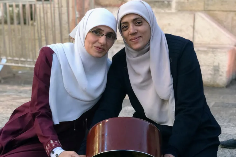 فلسطين_القدس_جمان أبوعرفة_خاص الجزيرة نت_صورة أرشيفية لخديجة خويص(يمين) وهنادي الحلواني أثناء قلب المقلوبة على أعتاب الأقصى