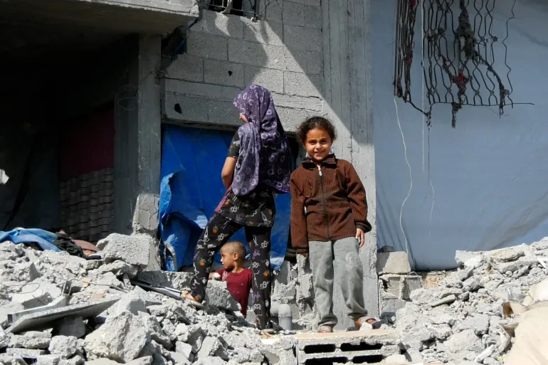 فلسطين -غزة. أطفال عائلة مقداد يلعبون وسط الركام في منزلهم الذي يفتقر لأدنى معايير السلامة. ١٦ مارس 2026 – تصوير الجزيرة نت