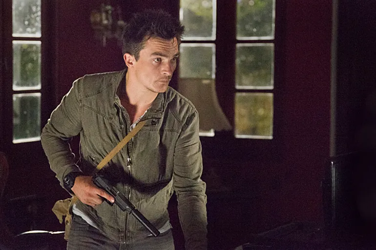 **داخلية** مشهد من مسلسل وطن (آي ام دي بي)