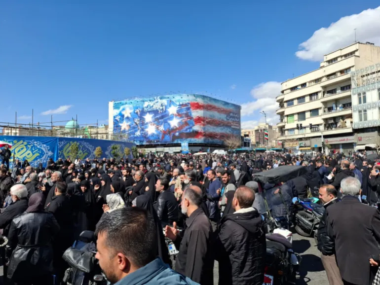 مظاهرات في طهران عاصمة إيران بعد إعلان مقتل المرشد علي خامنئي (الجزيرة)