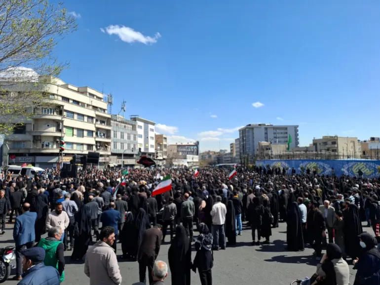 مظاهرات في طهران عاصمة إيران بعد إعلان مقتل المرشد علي خامنئي (الجزيرة)