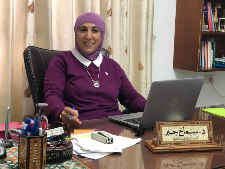 فلسطين-القدس-صورة شخصية للطبيبة النفسية سماح جبر في عيادتها النفسية-تصوير جمان أبوعرفة-الجزيرة نت