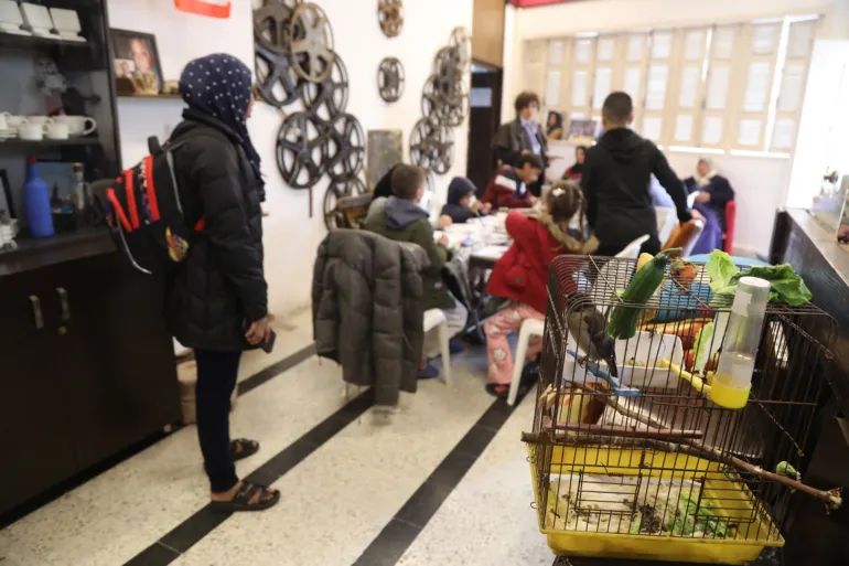 عصفور أحد العائلات النازحة في المسرح