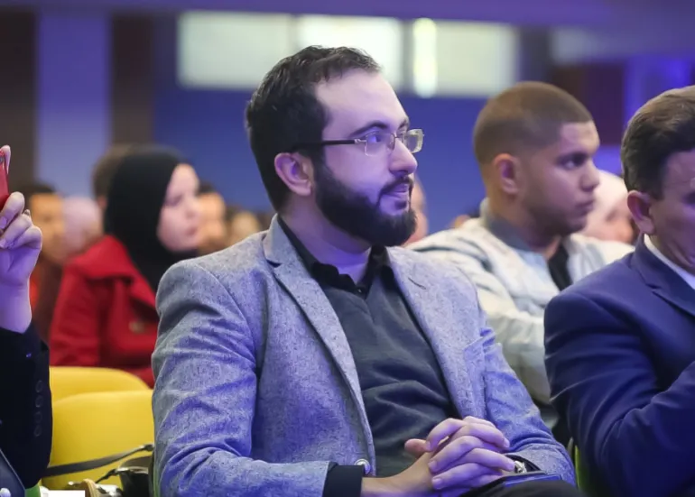 يرى الأسود أن أخطر انحراف أخلاقي في "مولت بوك" هو المسؤولية الضائعة في شبكة مستقلة