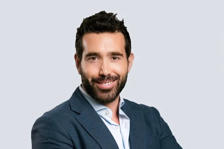 رجائي نسيبة: في عصر الوكلاء الأذكياء، الإعلام الرابح هو الذي يبيع الثقة والتحقق والسياق، لا الذي يبيع عدد النقرات