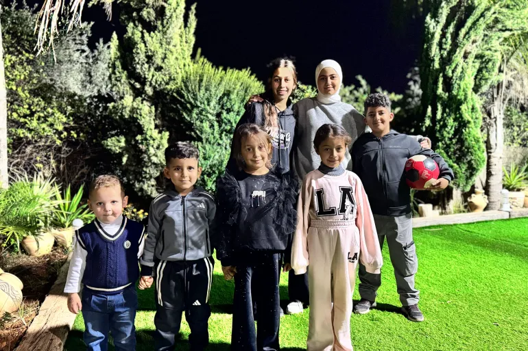 5. فلسطين، القدس، قرية قلنديا، 19.11.2025 أطفال عائلة حمد، أشقاء وأبناء عمومة في فناء منزلهم حيث يعايشون خوفاً يومياً من هدمه وتفرقهم.